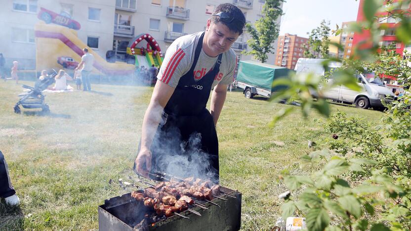 Fiesta: Dragūnų kvartalo šventės dalyviai įrodė, kad kepsninėse kepama mėsa – joks blogis ar pavojus.