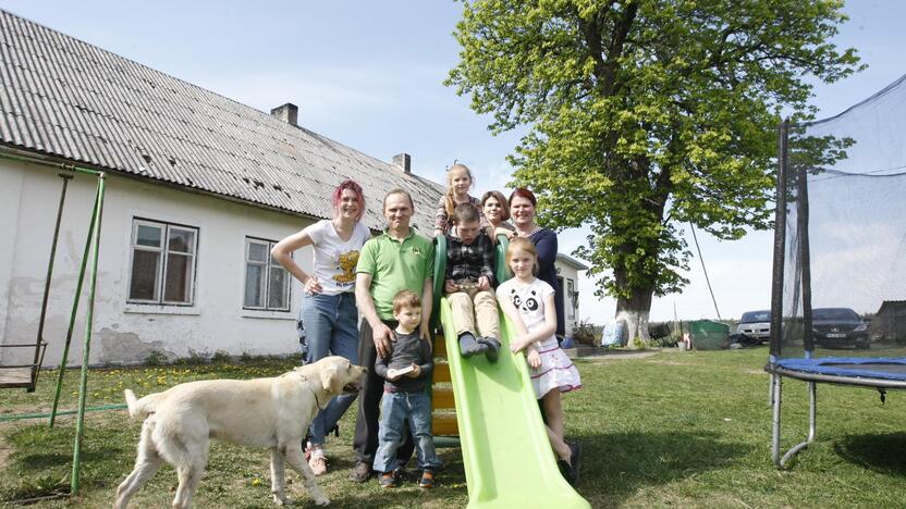 Kartu: šalia senutėlio kaštono įsiamžino visi šeimos nariai, net ir Labradoro retriveris Marlis.