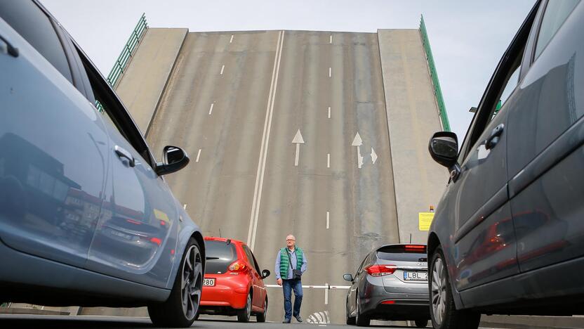 Nustebino: viešajame konkurse bendrovė "Gatas" už vieną navigacinį Pilies tilto pakėlimą paprašė tik 61 cento, o iki tol tokia pat paslauga miestui kainuodavo 31 eurą.