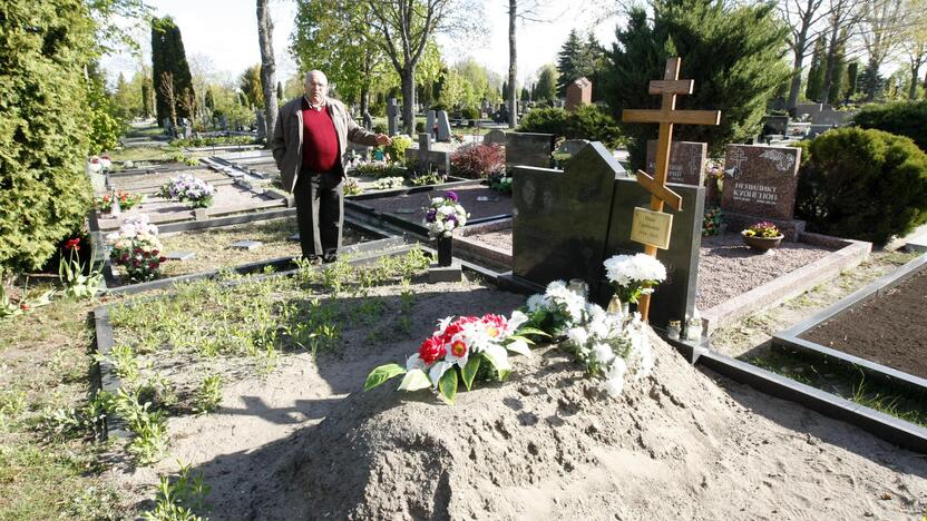 Išvados: aiškinantis, kaip galėjo atsitikti, kad be kitų artimųjų leidimo giminės kape buvo palaidotas svetimas žmogus, po savivaldybės tyrimo kaltų nerasta.