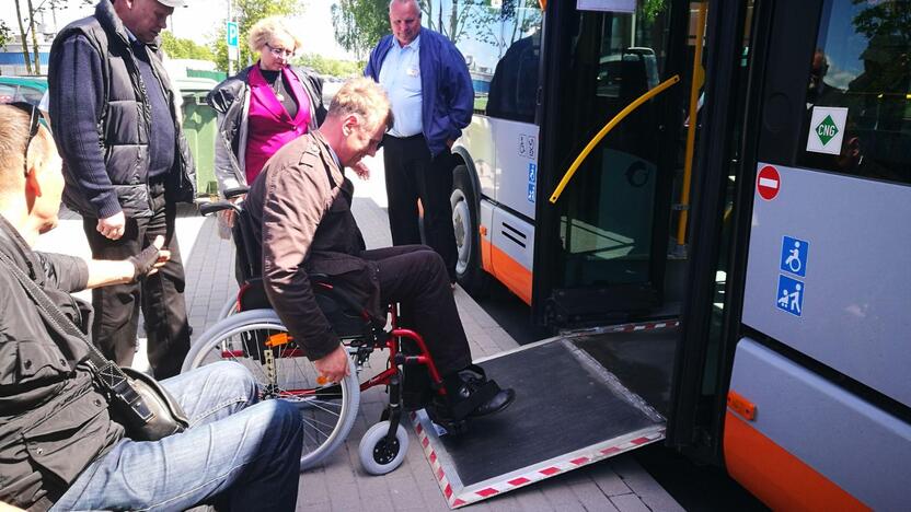 Įsikūnijo: Klaipėdos autobusų parko vairuotojai įsitikino, kad, net ir nuleidus specialių pandusą, įvažiuoti į autobusą su neįgaliojo vežimėliu yra gana sunku.