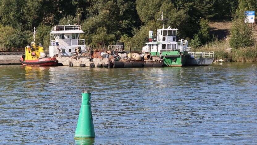 Realybė: šioje vietoje Smiltynėje, Ledų rago įlankoje, kuri išvalyta už Klaipėdos savivaldybės ir ES lėšas, galėtų būti puiki marina, bet pastebėti tik stovintys privatūs uosto laiveliai.