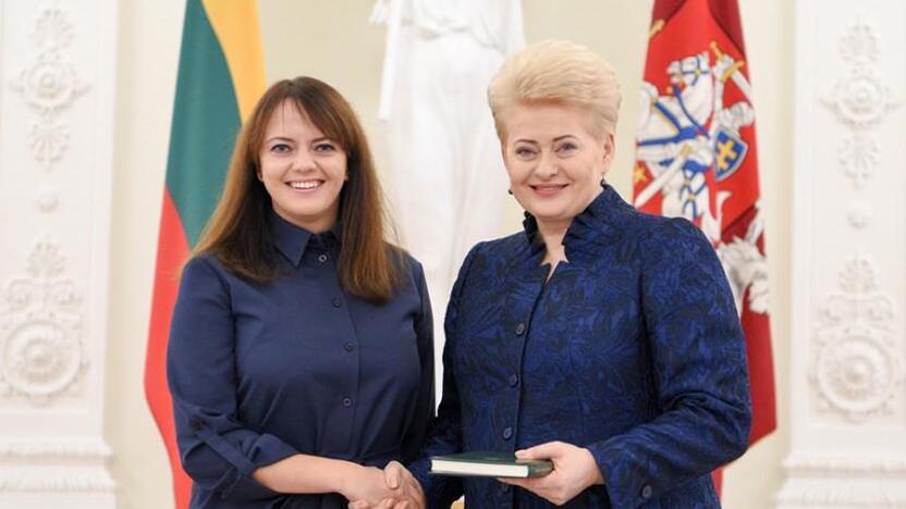 Savivaldybės administracijos viešųjų ryšių specialistė M.Milbutaitė, kurią pasveikino Prezidentė D.Grybauskaitė, Konstitucijos egzamine šiemet dalyvavo ketvirtą kartą ir laimėjo 1-ąją vietą.