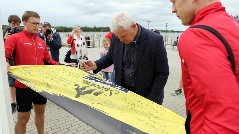 Bėgikai su  V.Grubliausku susitiko nešini festivalio vėliava, ant kurios linkėjimus Neringai jau užrašė kitų šalies miestų merai.