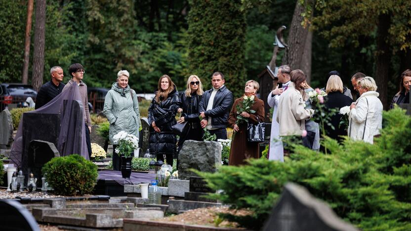 Karmėlavos kapinėse atidengtas paminklas A. Jagelavičiūtei