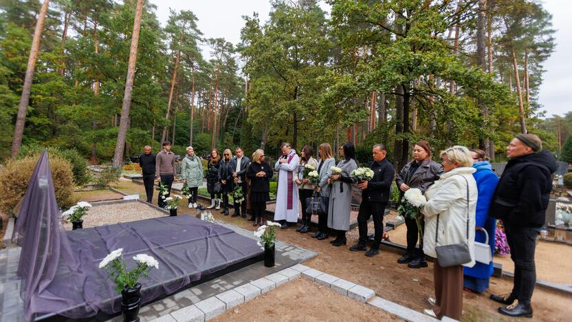 Karmėlavos kapinėse atidengtas paminklas A. Jagelavičiūtei