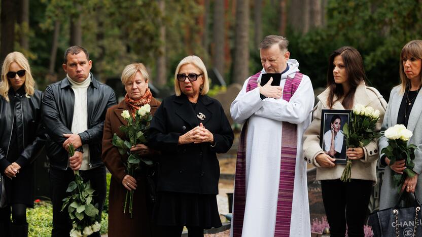 Karmėlavos kapinėse atidengtas paminklas A. Jagelavičiūtei