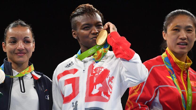 Nicola Adams (viduryje)