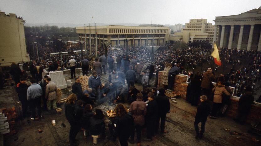 1991-ųjų sausį beginkliai Lietuvos piliečiai budėjo prie LR Aukščiausiosios Tarybos.