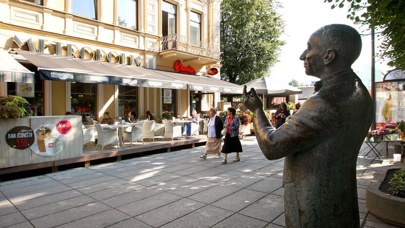 Priešais „Metropolį“ jau stovi D. Dolskio skulptūra