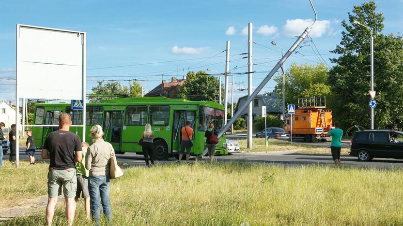 Troleibusas atsitrenkė į stulpą