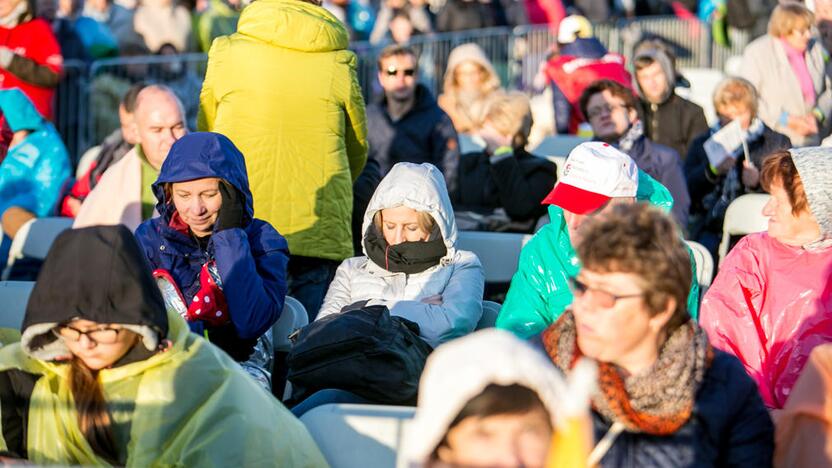 Žmonės rinkosi į šv. Mišias Santakoje