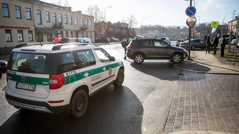 Trijų automobilių avarija Birštono gatvėje