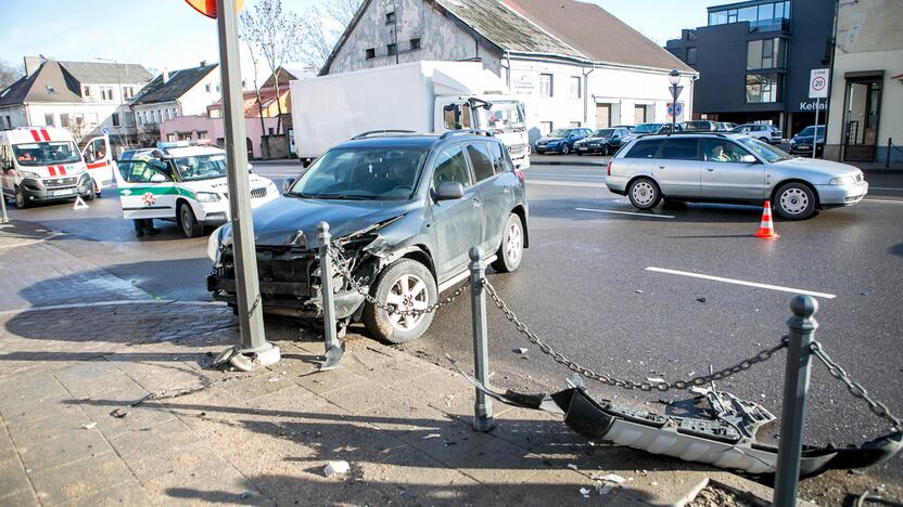 Trijų automobilių avarija Birštono gatvėje