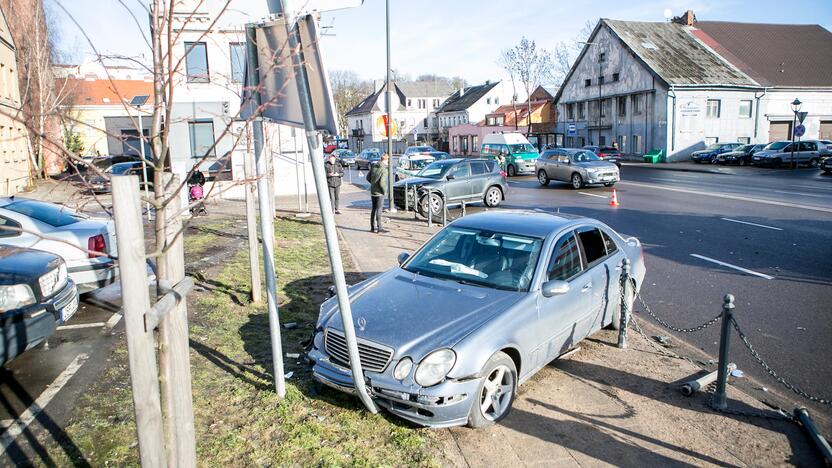 Trijų automobilių avarija Birštono gatvėje