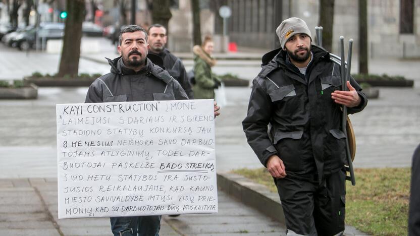 Stadioną statančių turkų protestas