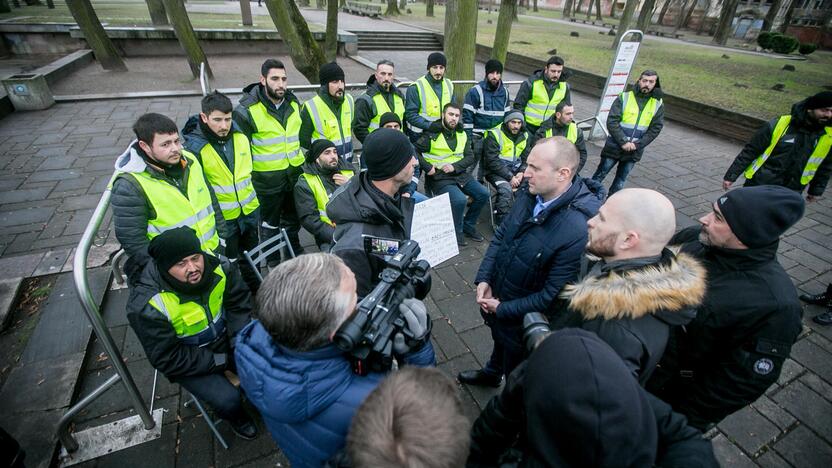 Stadioną statančių turkų protestas