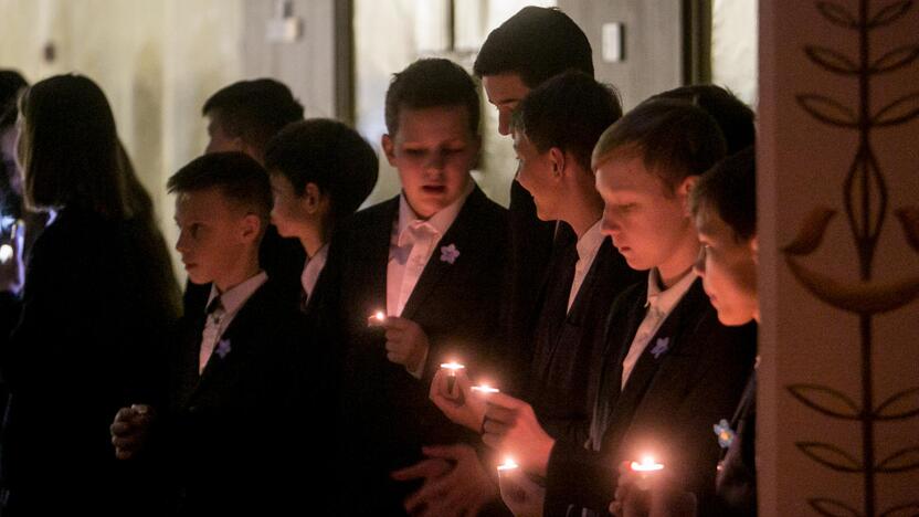 Mokyklose – atminimo žvakelės ir dainos Sausio 13-ajai paminėti