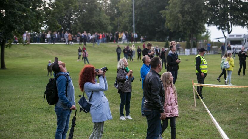 Nusileidimas su rekordinio 300 m2 dydžio vėliava