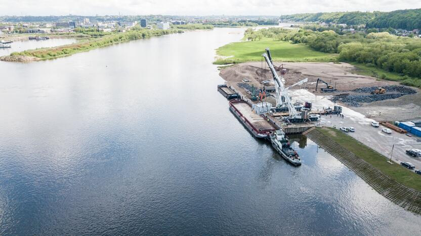 Kauną Nemunu pasiekė įspūdingas krovinys