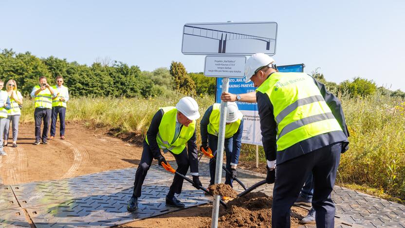 Jonavoje pradedamos geležinkelio tilto per Nerį statybos