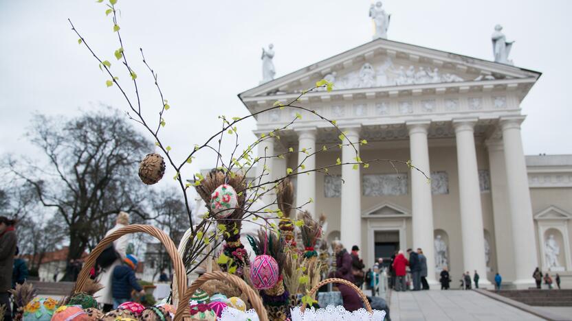 Tradicija: manyta, kad Verbų sekmadienį bažnyčioje visi būtinai turi laikyti po kadagio šakelę ar kitokią verbelę.