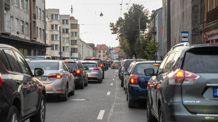 Eismas: kai kuriose Kauno gatvėse jau seniai įrengtos A juostos, bet kiti pokyčiai bus vykdomi tik įvertinus eismo srautus.