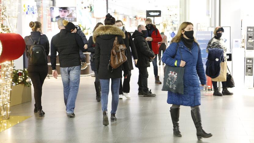 Keičiasi: nors kaukės tapo tik rekomenduojamos, kitų saugumo reikalavimų laikytis vis tiek privaloma.