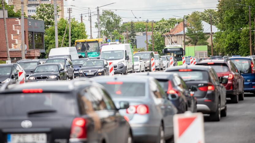 Faktas: didmiesčiuose karaliauja ne viešasis transportas – 55 proc. kelionių vyksta asmeniniais automobiliais.