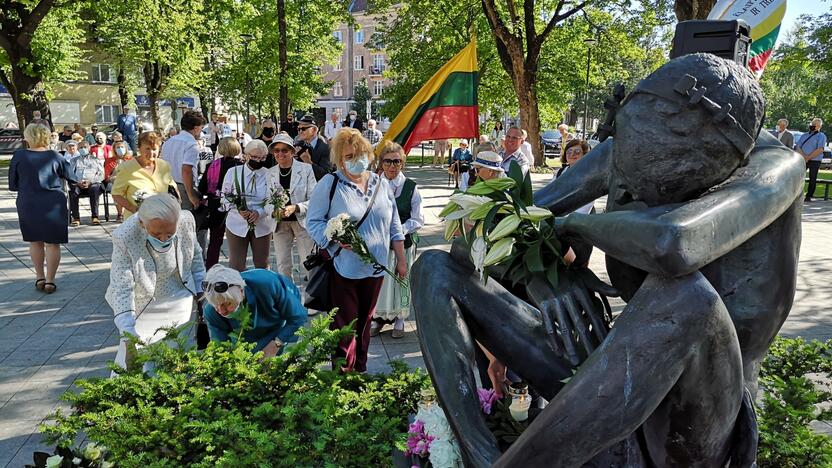 Tradicija: kasmet minint anuomečius įvykius klaipėdiečiai nepamiršta pagerbti tremtinių atminimo ir gėlėmis.