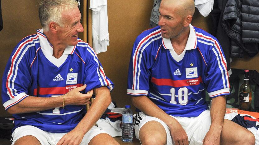 Kolegos: Prancūzijos futbolo legendos D.Deschamps'as (kairėje) ir Z.Zidane'as – buvę žaidėjai, pasirinkę trenerio kelią.