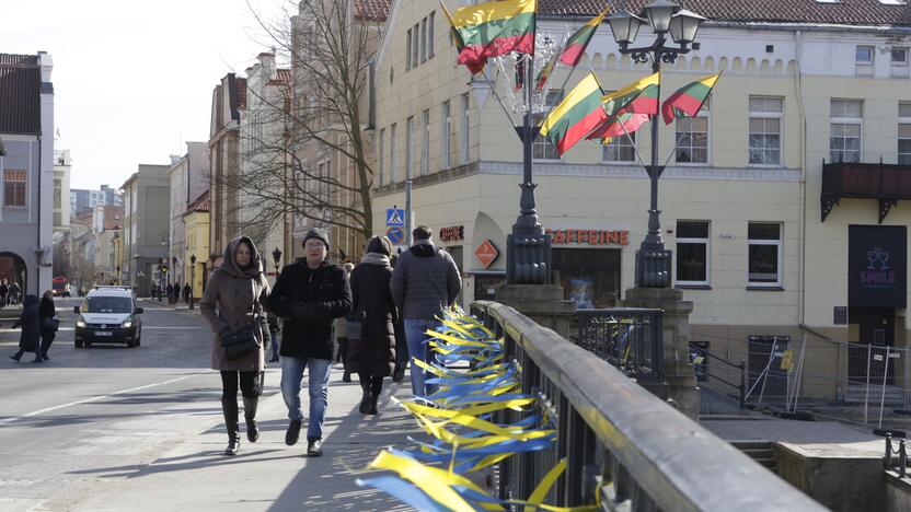 Palaikymas: jau kelias savaites Biržos tiltas papuoštas Lietuvos ir Ukrainos vėliavomis.