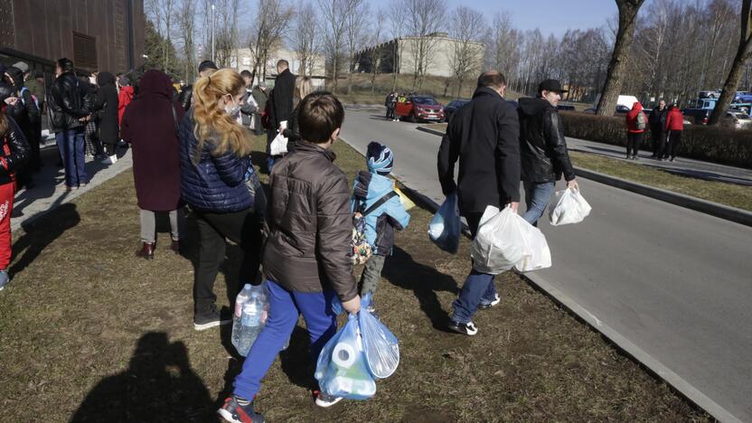 Pradžia: pirmosiomis karo dienomis pabėgėliams pirmiausia rūpėjo įsikurti saugioje aplinkoje, vėliau iškilo iššūkis vaikams išlaikyti tautinį identitetą.