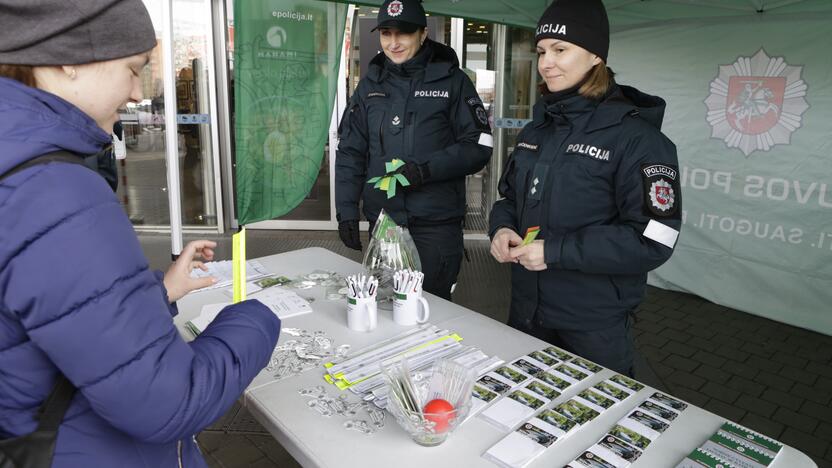 Viktorina: už teisingą atsakymą pareigūnės klaipėdiečiams dovanojo dovanas.