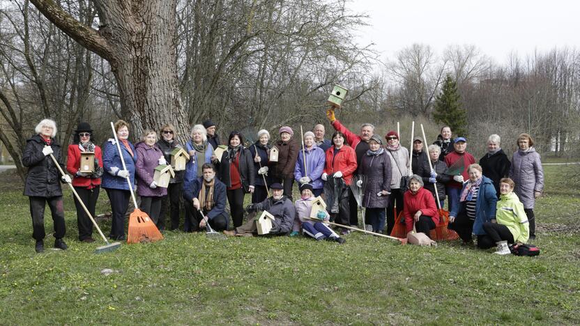 Įvykis: senjorai nesnaudė, nuo pat ryto darbavosi Bendruomenės namų parke.