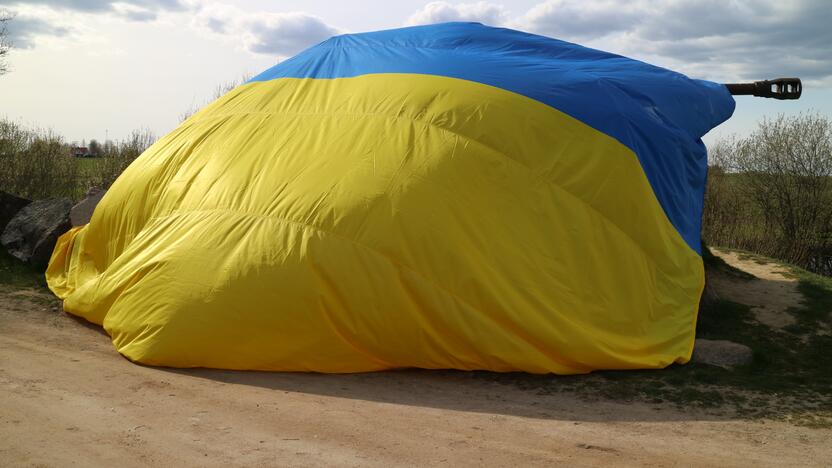 Papuošė: sovietmečio laikų eksponatas – tankas Orvidų sodyboje – Kretingos rajono gyventojų ir ukrainiečių iniciatyva uždengtas milžiniška Ukrainos vėliava.