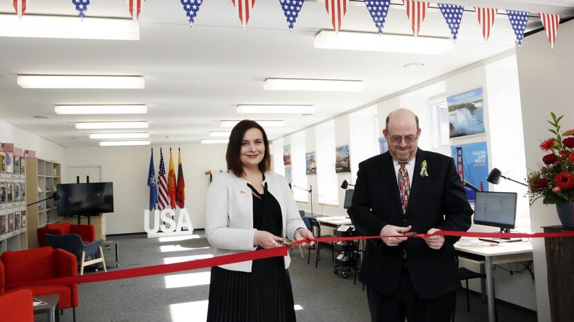 Dovana: Klaipėdos apskrities I.Simonaitytės viešosios bibliotekos direktorė Laura Juchnevič ir JAV ambasadoriaus Lietuvoje pavaduotojas T.Waseris atidarė Jungtinių Valstijų skaityklą.