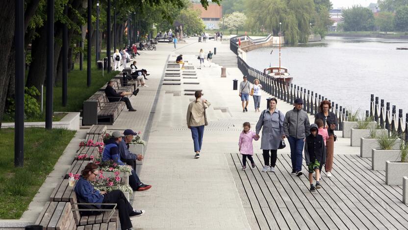 Situacija: klaipėdiečiai norėtų, kad atnaujintame Danės skvere kuo greičiau būtų atidaryta kavinė, tačiau jos gali tekti palaukti iki rugpjūčio.