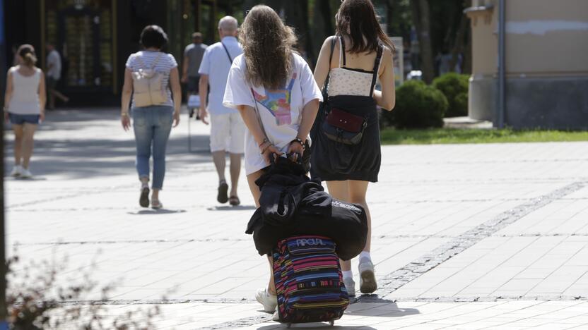 Nepasisekė: iš svečių namų išvytos merginos turėjo skubiai ieškotis kito kambario, kad netektų nakvoti gatvėje.