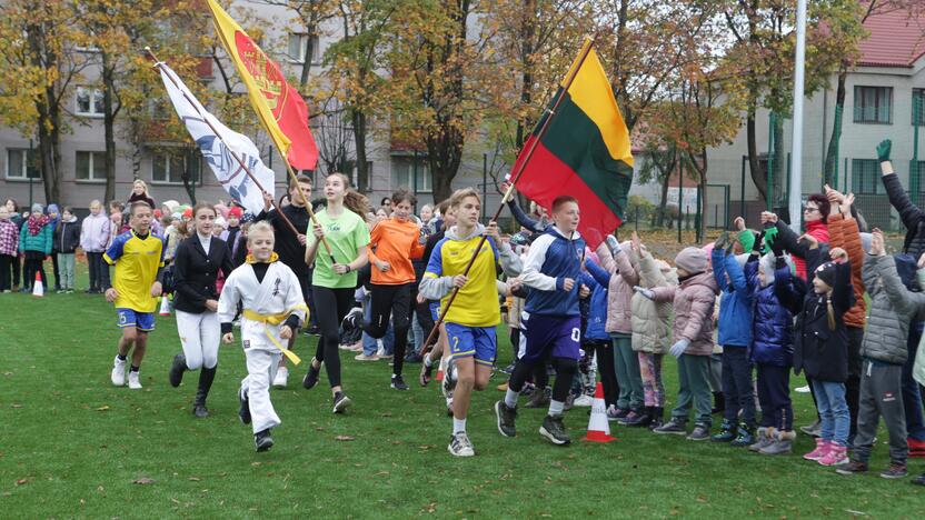 Įpareigojimas: būsimosios sporto žvaigždės nusipelnė garbės nešti vėliavą.