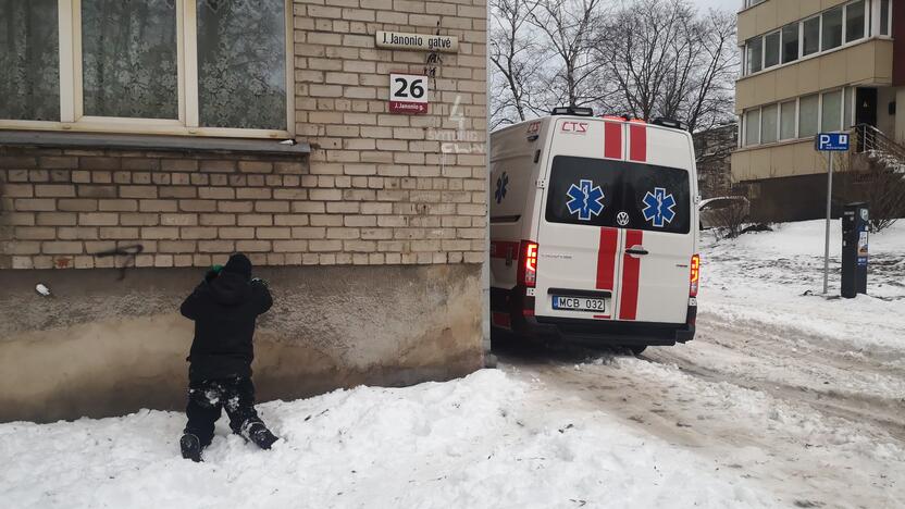 Vaizdelis: namo gyventojos ir būrys vaikų stebėjo girto vyro elgesį.