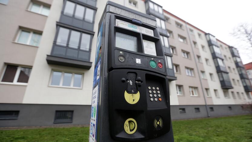 Nuostaba: norėjęs sumokėti už automobilio stovėjimą prie viešbučio Naujojo Sodo gatvėje žmogus parkomatą rado tik nuėjęs į Jūros gatvę.