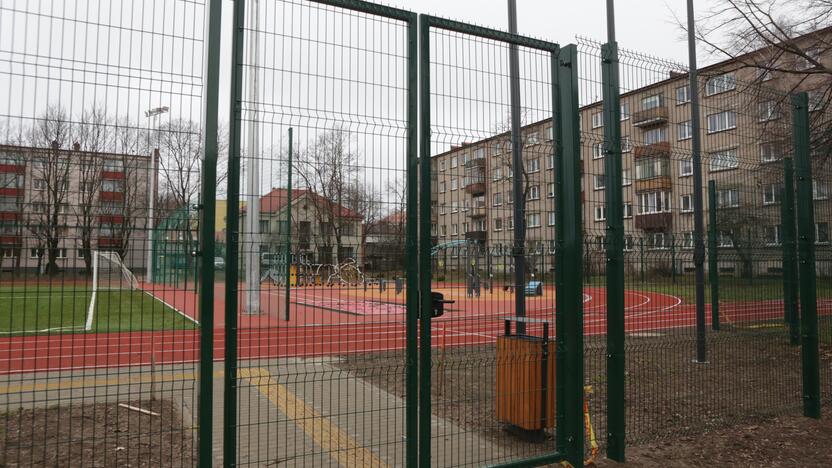 Realybė: kol kas Vitės progimnazijos stadiono vartelius gali atrakinti tik mokytojai.