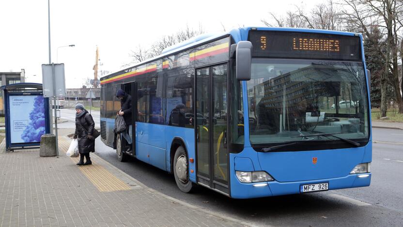 Laukimas: gyventojai turi pasirinkimą persėsti į arčiau Onkologijos departamento vežantį autobusą.