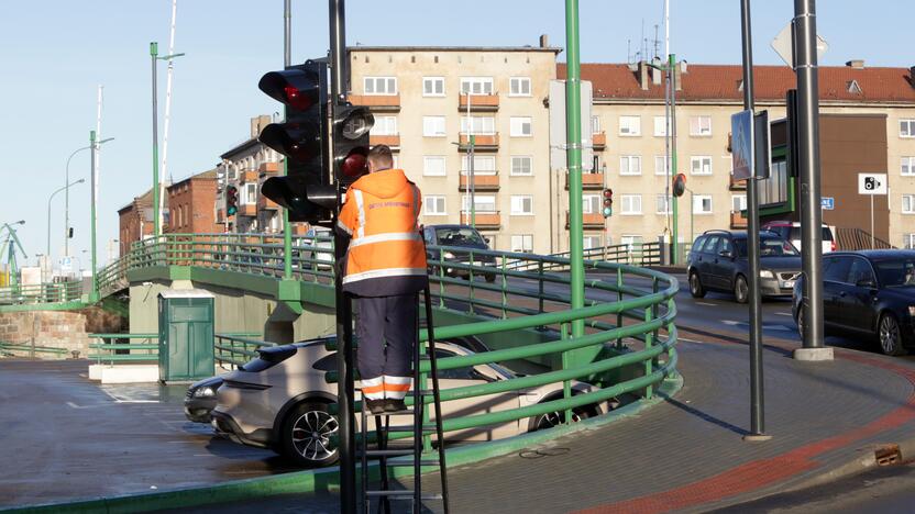 Piktinasi: klaipėdiečiai jau ne pirmą kartą pastebi, kad kai kurių gatvių šviestuvai neveikia, dėl to vaikščioti šaligatviais tamsiu paros metu tampa nesaugu.