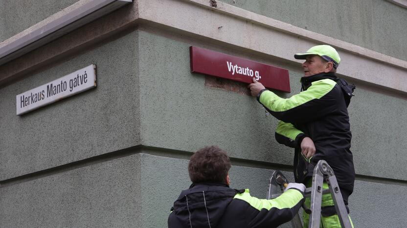 Pagamino: pirmą pavasario dieną darbininkai ėmė keisti senas gatvių pavadinimų lenteles naujomis.