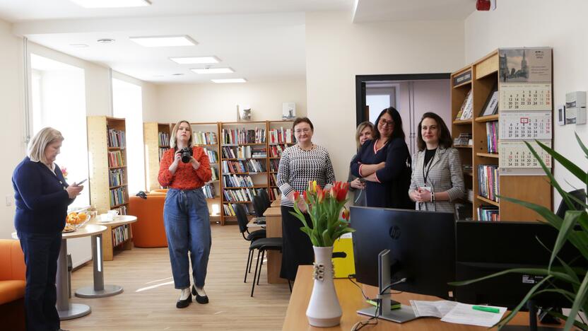 Džiaugsmas: po dvejus metus trukusios pastato renovacijos vakar Melnragės centre duris atvėrė atnaujinta biblioteka ir vaikų laisvalaikio centras.