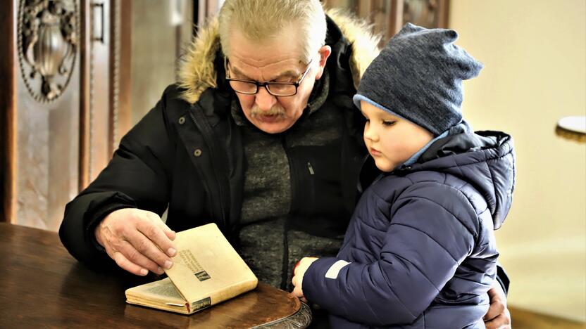 Sergėtojai: lietuvininkas H. Lotužis su anūku Helmutu tebevartoja senąją šišioniškių tarmę ir Klaipėdos krašto žodžius.