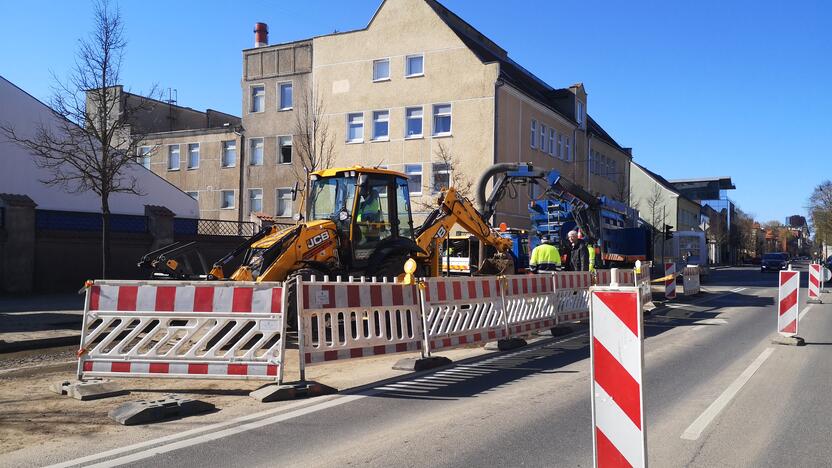 Avarija: Liepų gatvėje rangovai baigė tvarkyti vandentiekio trasą, viliamasi, kad bus galima kloti asfalto dangą.