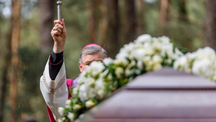 Valia: kai kurie žmonės ruošdamiesi savo laidotuvėms išsako pageidavimų ir dėl religinių apeigų.